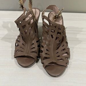 Vince camuto caged heel size 6.5